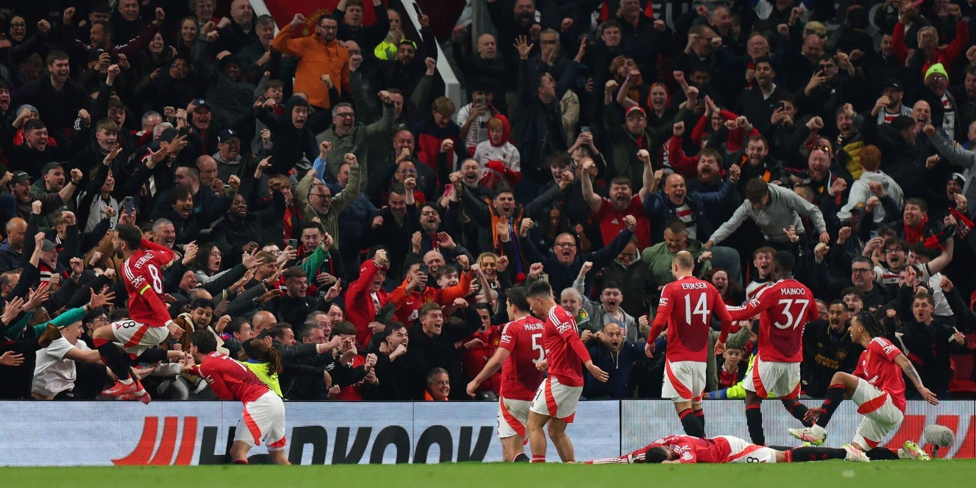 Man Utd ngược dòng không tưởng hạ Lyon: "Chất điên" ở thế đường cùng