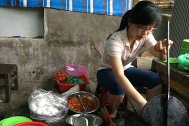 Cảm động hai chị em nữ sinh trường Y bán bánh bèo nuôi mẹ bị ung thư