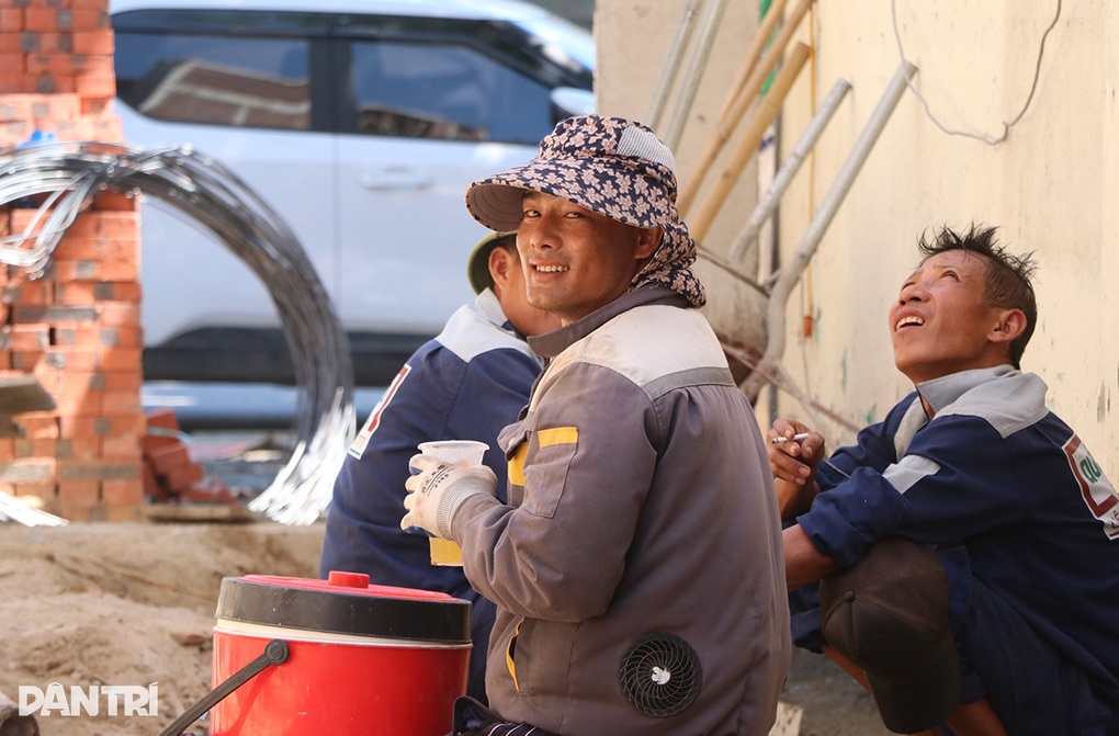 Người lao động “nóng phát rét” khi làm việc giữa trời nắng đỉnh điểm - 4
