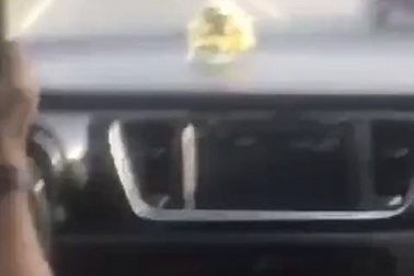 Rợn người cảnh nam thanh niên nằm ngửa lái xe máy bằng chân trên đường cao tốc