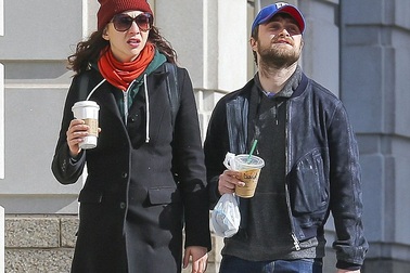 “Harry Porter” Daniel Radcliffe dạo phố cùng bạn gái