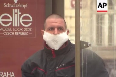 Cộng hòa Séc yêu cầu người dân đeo khẩu trang khi đi ra đường