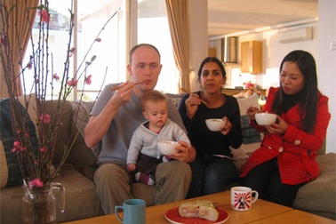 Người nước ngoài hào hứng lần đầu “ăn tết” Việt