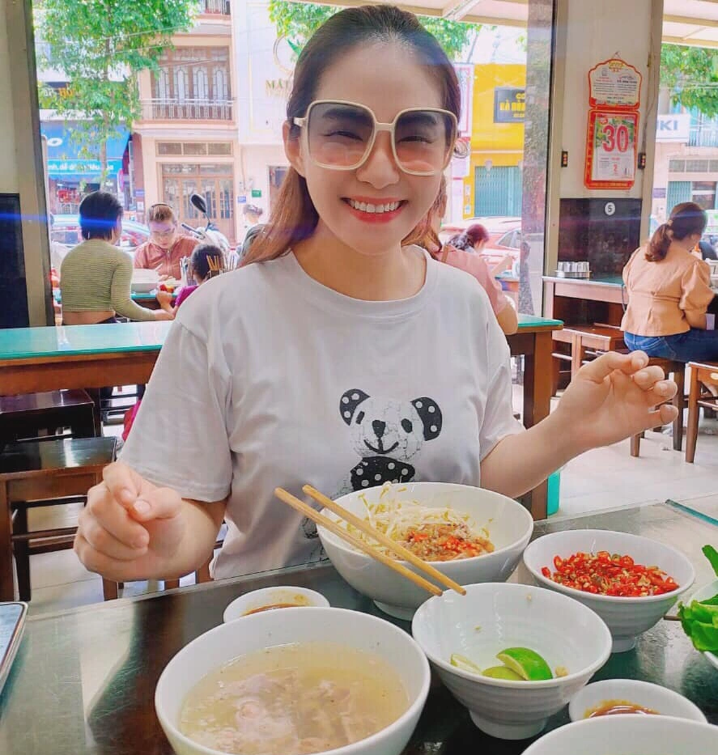 Lương Bích Hữu kể vụ tai nạn: Không dám soi gương, ăn cháo trắng suốt 1 năm - 2 Lương Bích Hữu kể vụ tai nạn: Không dám soi gương, ăn cháo trắng suốt 1 năm - 2