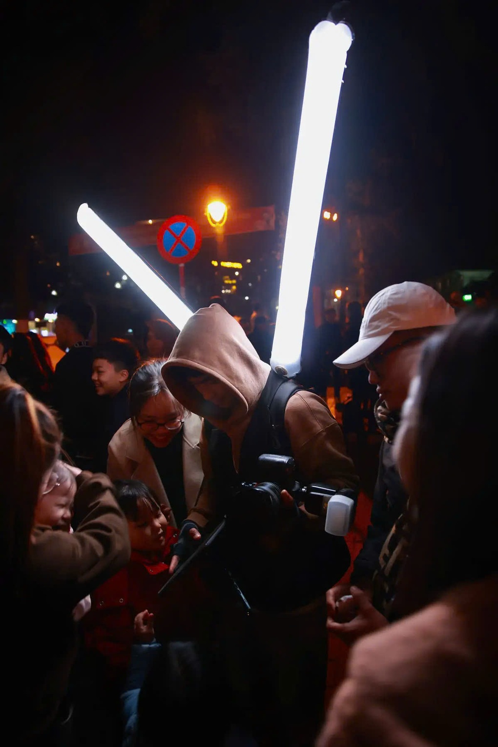 Nhóm thợ trẻ kiếm 5 triệu đồng/ngày nhờ “độ” đồ nghề chụp ảnh kiểu mới - 2