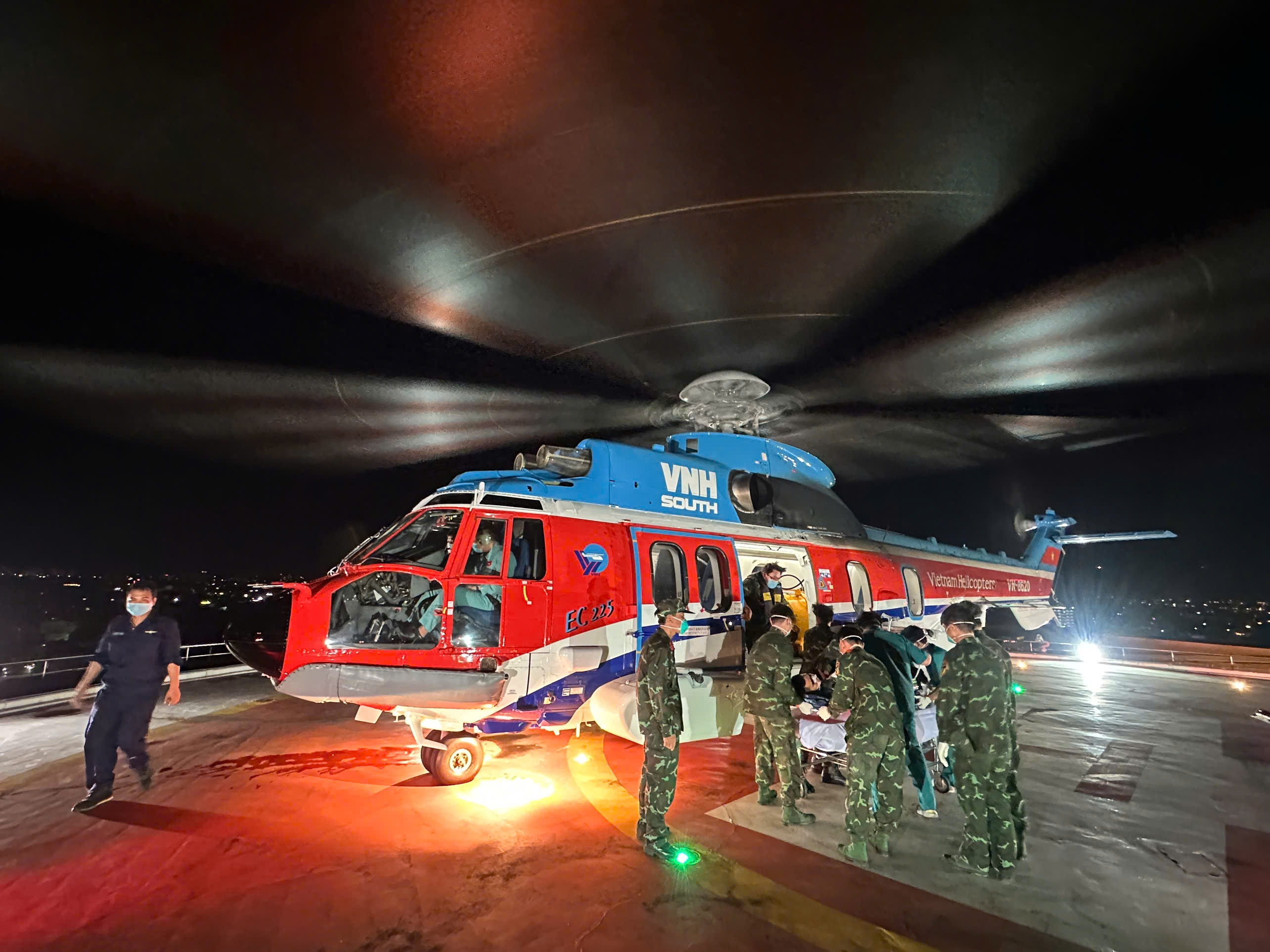 Helikopter redder hjernehinnebetennelse i Truong Sa - 1 Trực thăng cấp cứu bệnh nhân viêm màng não ở Trường Sa - 1