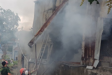 Hai cha con thương vong vì cháy lớn, nghi do tự phóng hỏa