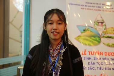 Nữ sinh mồ côi dân tộc Lự khao khát đến trường để thoát khỏi hủ tục “tảo hôn”