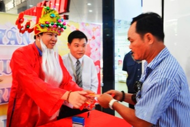 Doanh nghiệp đua nhau lì xì may mắn đầu Xuân cho khách hàng
