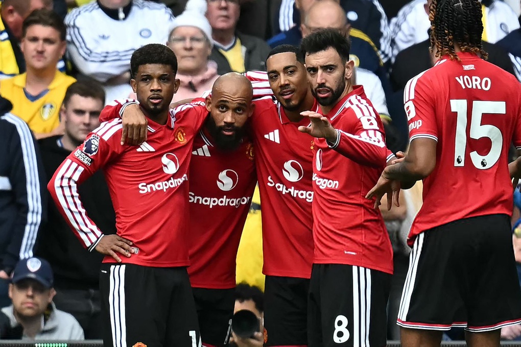 Man Utd đánh rơi lợi thế, chia điểm với Leeds - 2
