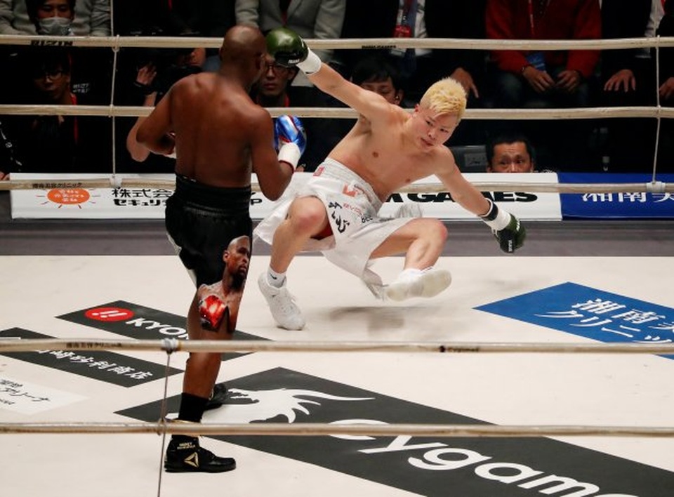 Ba lần đấm võ sĩ Nhật Bản ngã dúi dụi, Mayweather vẫn tự nhận thất bại - 1 Ba lần đấm võ sĩ Nhật Bản ngã dúi dụi, Mayweather vẫn tự nhận thất bại - 1