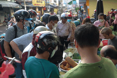 Hàng xôi lá sen đắt khách nhất TPHCM, có tiền cũng khó mua