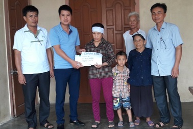 Trao hơn 57 triệu đồng đến gia đình trưởng thôn tử nạn khi giúp dân khắc phục bão số 10