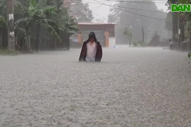 Cảnh ngập lụt chưa từng có với người dân khối Trung Nghĩa