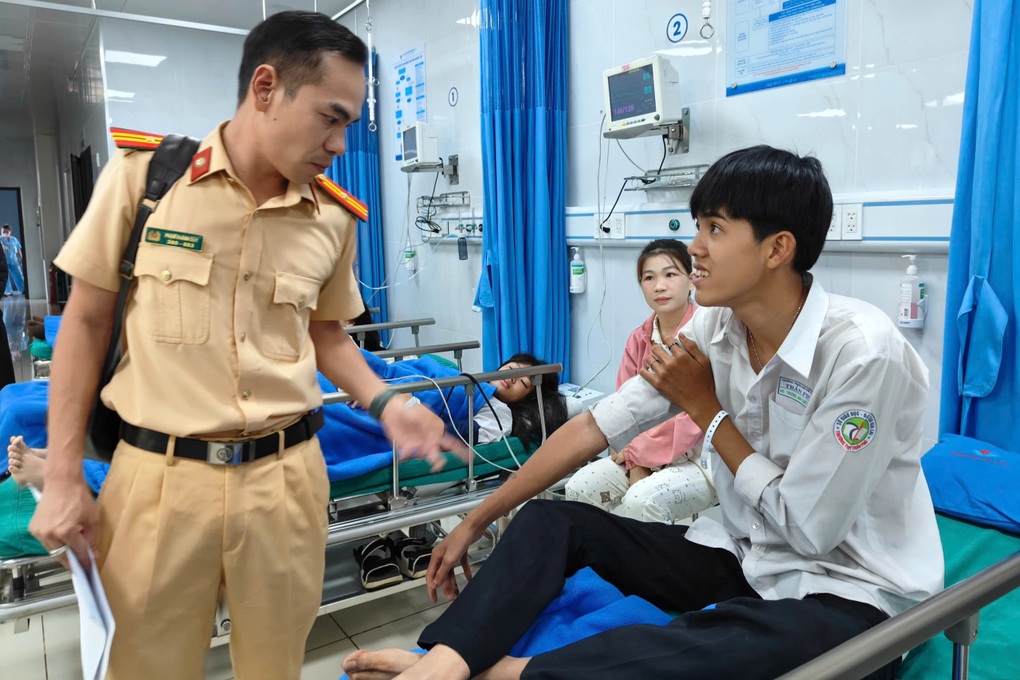 Ô tô chở học sinh lật ngửa, 11 em bị thương - 2 Ô tô chở học sinh lật ngửa, 11 em bị thương - 2