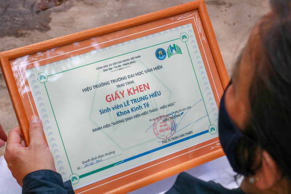 Trường ĐH tặng giấy khen cho sinh viên qua đời khi lao vào lửa cứu cha, em Trường ĐH tặng giấy khen cho sinh viên qua đời khi lao vào lửa cứu cha, em