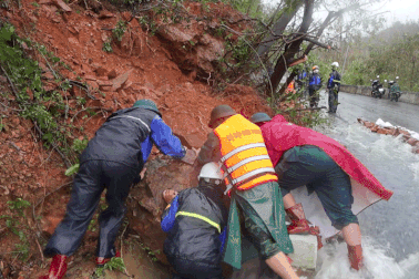 Quy Nhơn Nam căng mình ứng phó mưa lớn và sạt lở