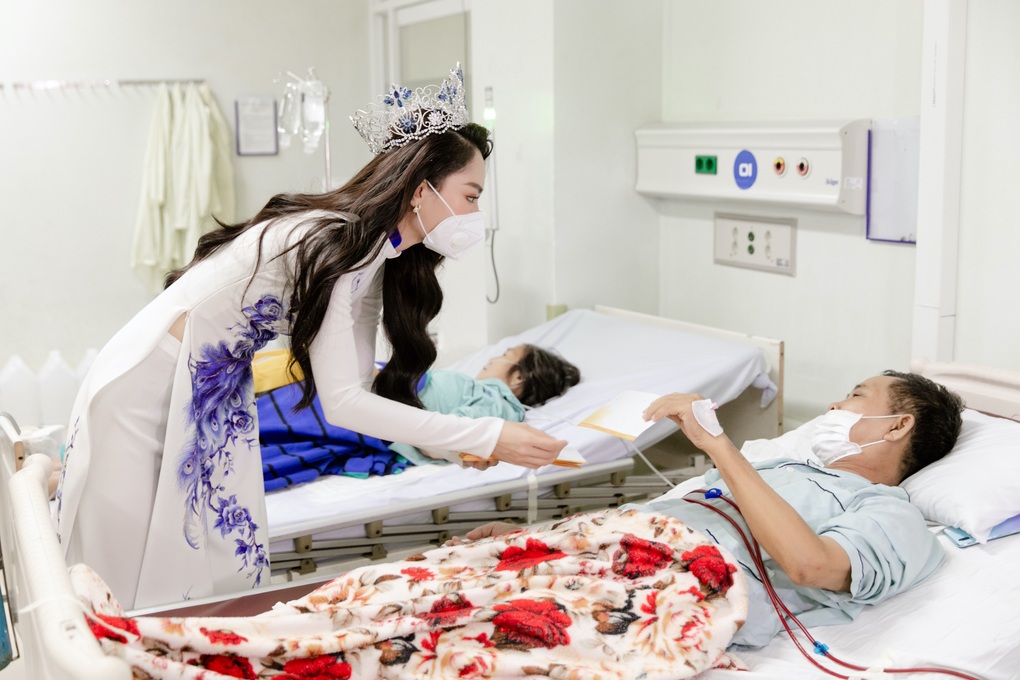Vừa đăng quang đã đem bán vương miện, Hoa hậu Mai Phương giải thích ra sao? - 2 Vừa đăng quang đã đem bán vương miện, Hoa hậu Mai Phương giải thích ra sao? - 2