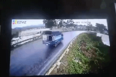 Kinh hoàng ô tô tải lấn làn đấu đầu xe đầu kéo trên quốc lộ