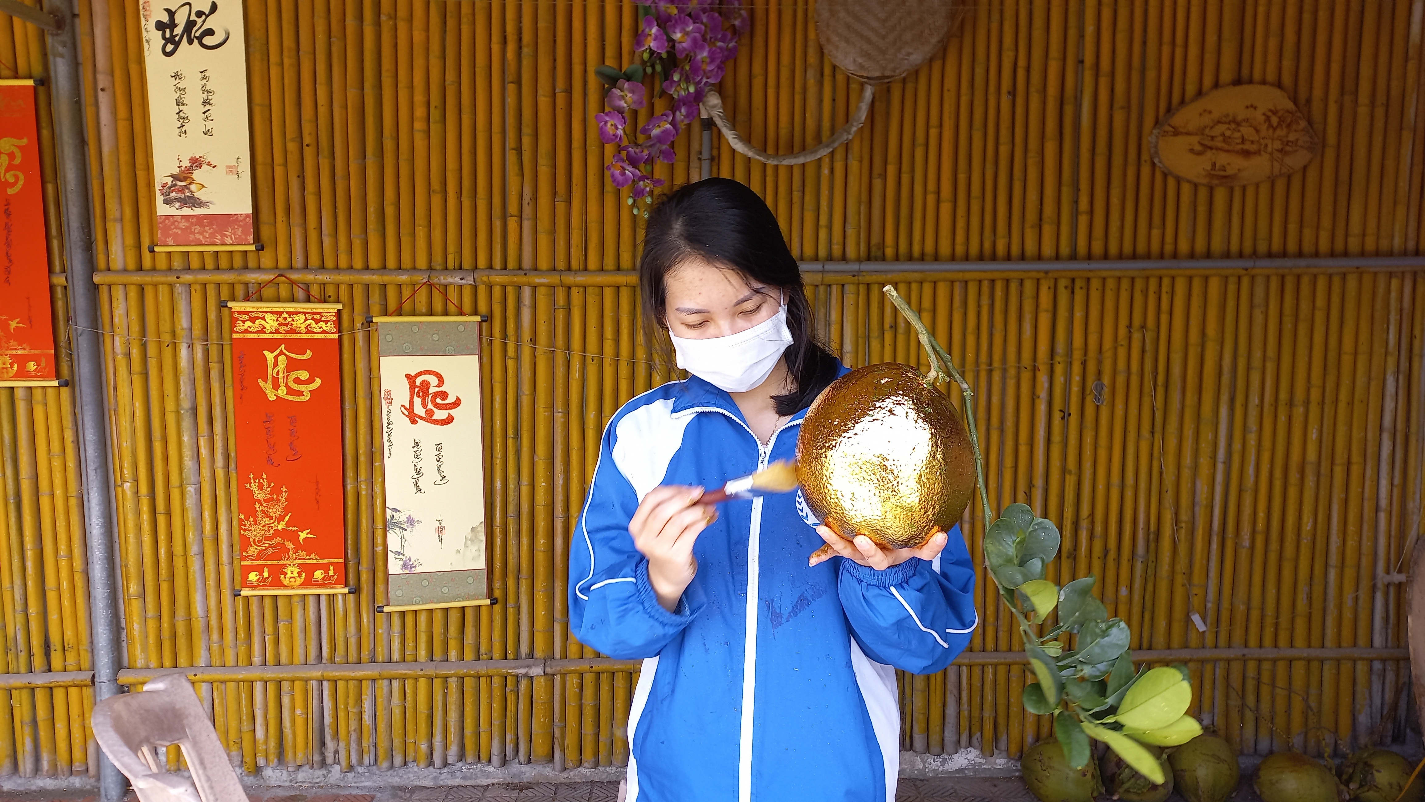 Thợ nghề thổi hồn vào dừa, bưởi dát vàng lóng lánh giáp Tết - 5