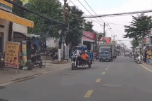 Vội vượt ô tô, người đi xe máy lao vào hai em nhỏ đang đi bộ sang đường