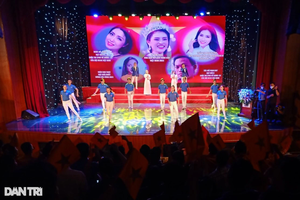 Bạc Liêu tuyên dương hoa hậu cải lương và vận động viên vàng SEA Games 31 - 1 Bạc Liêu tuyên dương hoa hậu cải lương và vận động viên vàng SEA Games 31 - 1