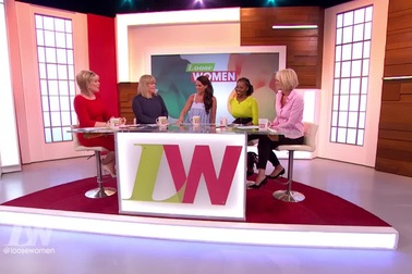 Danielle Lloyd tự hào khoe nhẫn đính hôn