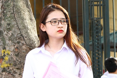 Thí sinh xinh đẹp "hút" chú ý trước cổng trường thi