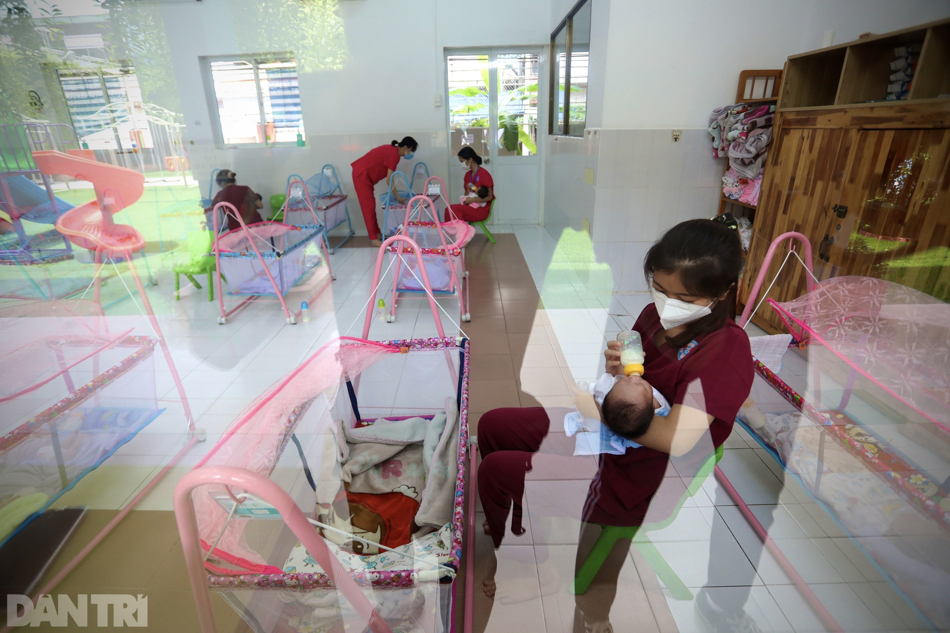 Khi tiếp viên hàng không làm bảo mẫu cho những trẻ sơ sinh có mẹ là F0 - 1 Khi tiếp viên hàng không làm bảo mẫu cho những trẻ sơ sinh có mẹ là F0 - 1