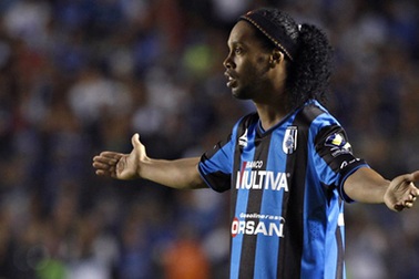Màn ra mắt thảm họa của Ronaldinho ở CLB mới