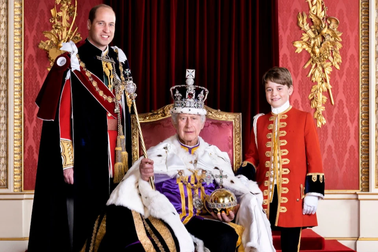 Hoàng gia Anh công bố ảnh Vua Charles III cùng hai người kế vị hàng đầu