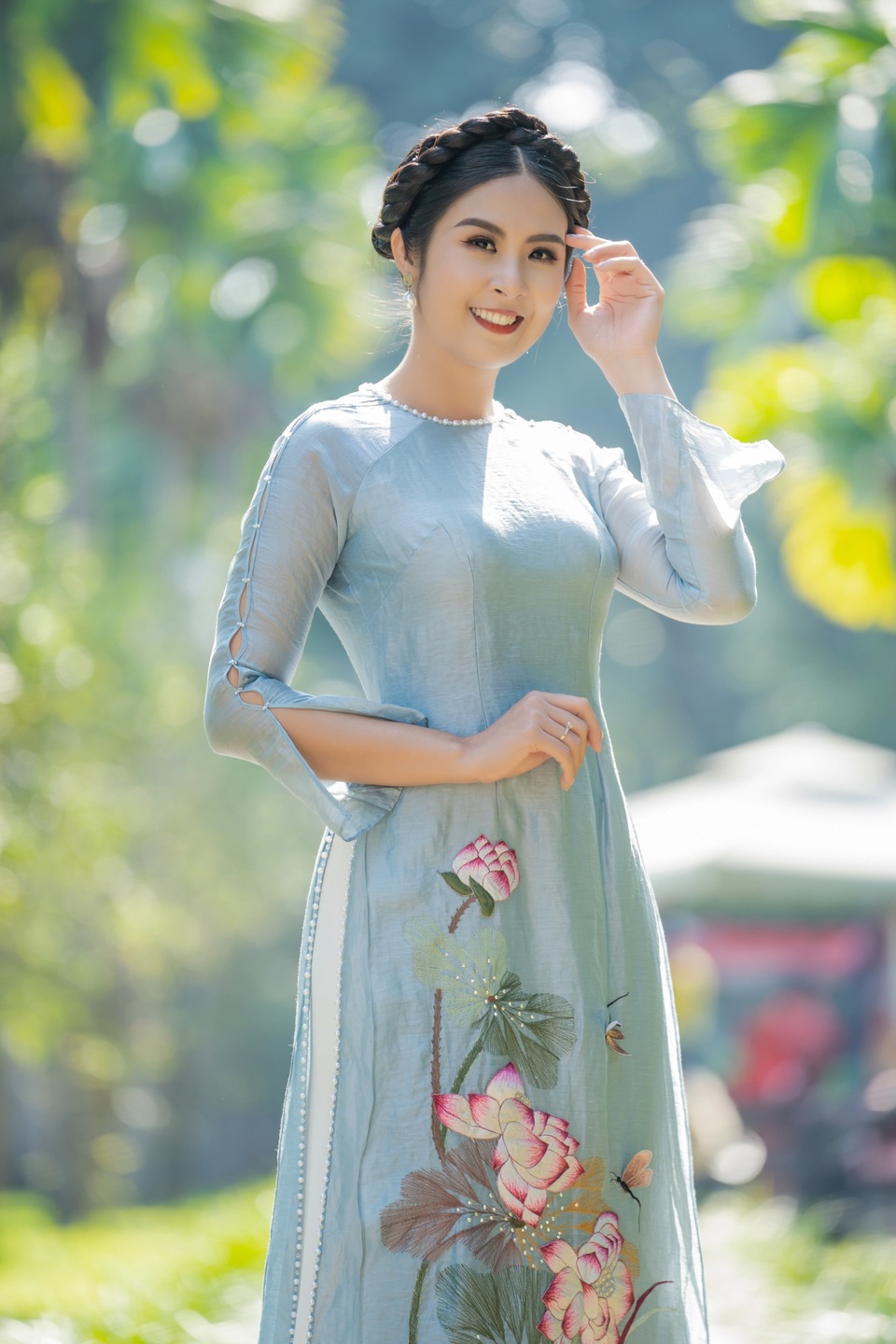 Hoa hậu Ngọc Hân mặc áo dài, dạo Văn Miếu ngày đầu năm - 2 Hoa hậu Ngọc Hân mặc áo dài, dạo Văn Miếu ngày đầu năm - 2