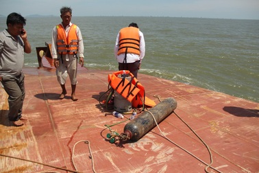 Chùm ảnh lực lượng cứu hộ xẻ tàu tìm kiếm 4 thuyền viên mất tích trên sông Soài Rạp