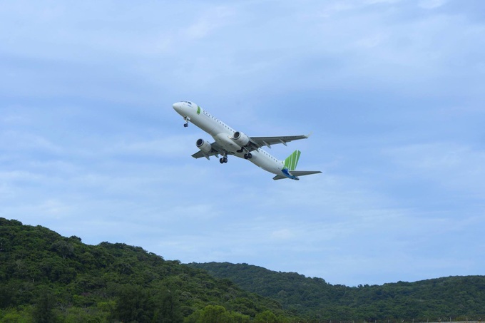 Khai trương 3 đường bay thẳng, Bamboo Airways tặng 1 tỷ đồng tiền mặt hỗ trợ hộ nghèo Côn Đảo - Ảnh 1.