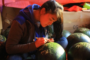 Kiếm tiền triệu nhờ nghề khắc hình lên dưa hấu ngày Tết