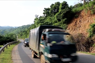 Hàng chục điểm sạt lở trên quốc lộ 9 "chờ" gây tai nạn!