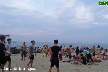 Bãi biển đông đúc khách đến giải nhiệt