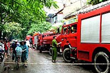 Cháy nhà ở khu phố cổ Hà Nội 