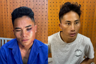 Hai kẻ buôn ma túy lao thẳng xe vào cảnh sát