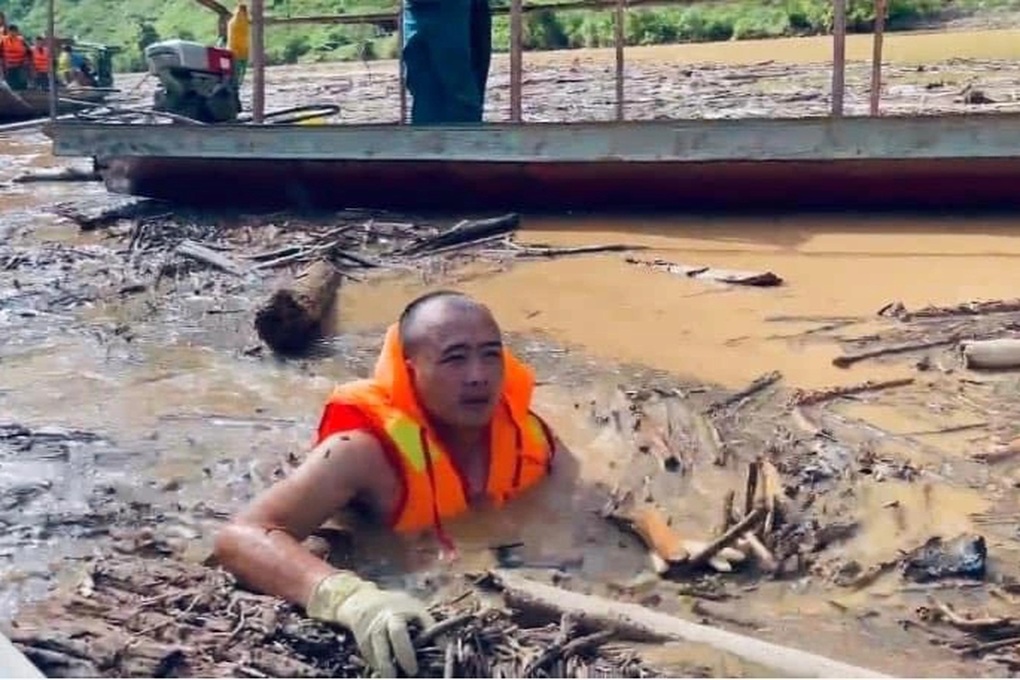 Công an Điện Biên bơi giữa lòng hồ củi, rác tìm kiếm nạn nhân bị lũ cuốn - 1