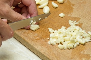 Mẹo "nhỏ mà có võ" giúp bạn khử mùi hành, tỏi hiệu quả