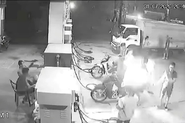 Nhóm thanh niên châm lửa hút thuốc trong cây xăng suýt gây hỏa hoạn