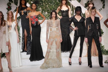 Dàn siêu mẫu đọ dáng với trang phục gợi cảm