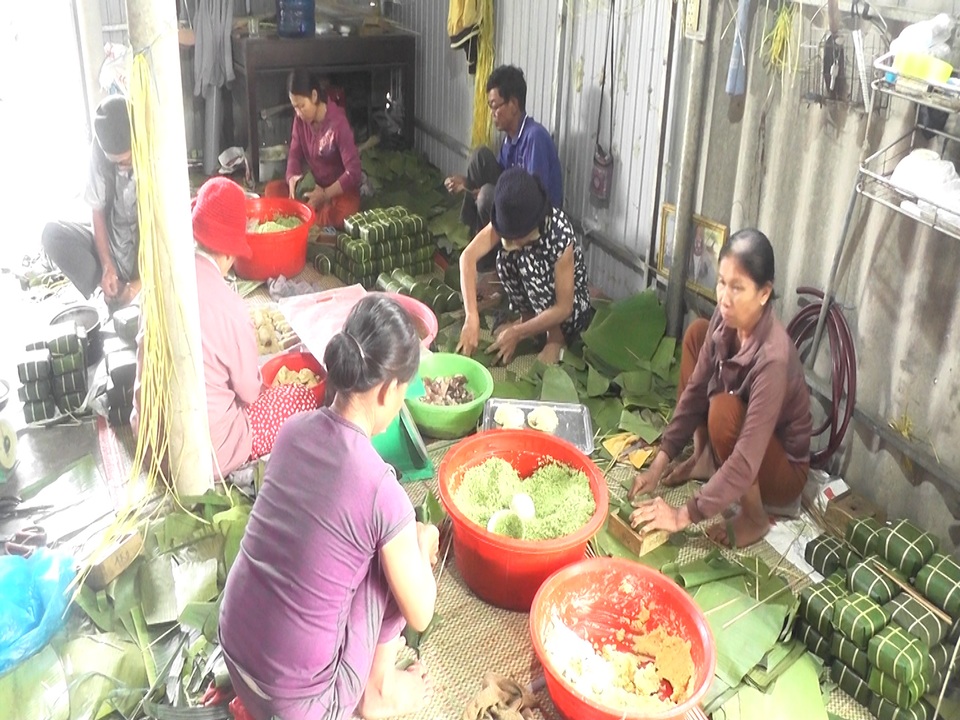Cận Tết, làng bánh chưng, bánh tét “chạy nước rút” vẫn không đủ cung cấp - 7 Cận Tết, làng bánh chưng, bánh tét “chạy nước rút” vẫn không đủ cung cấp - 7