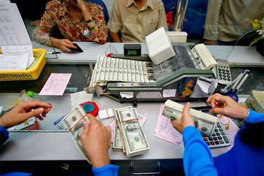 Lại phải mua USD cao hơn giá niêm yết