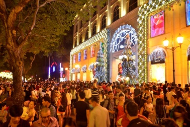 Dòng người nườm nượp đổ ra đường đón Noel
