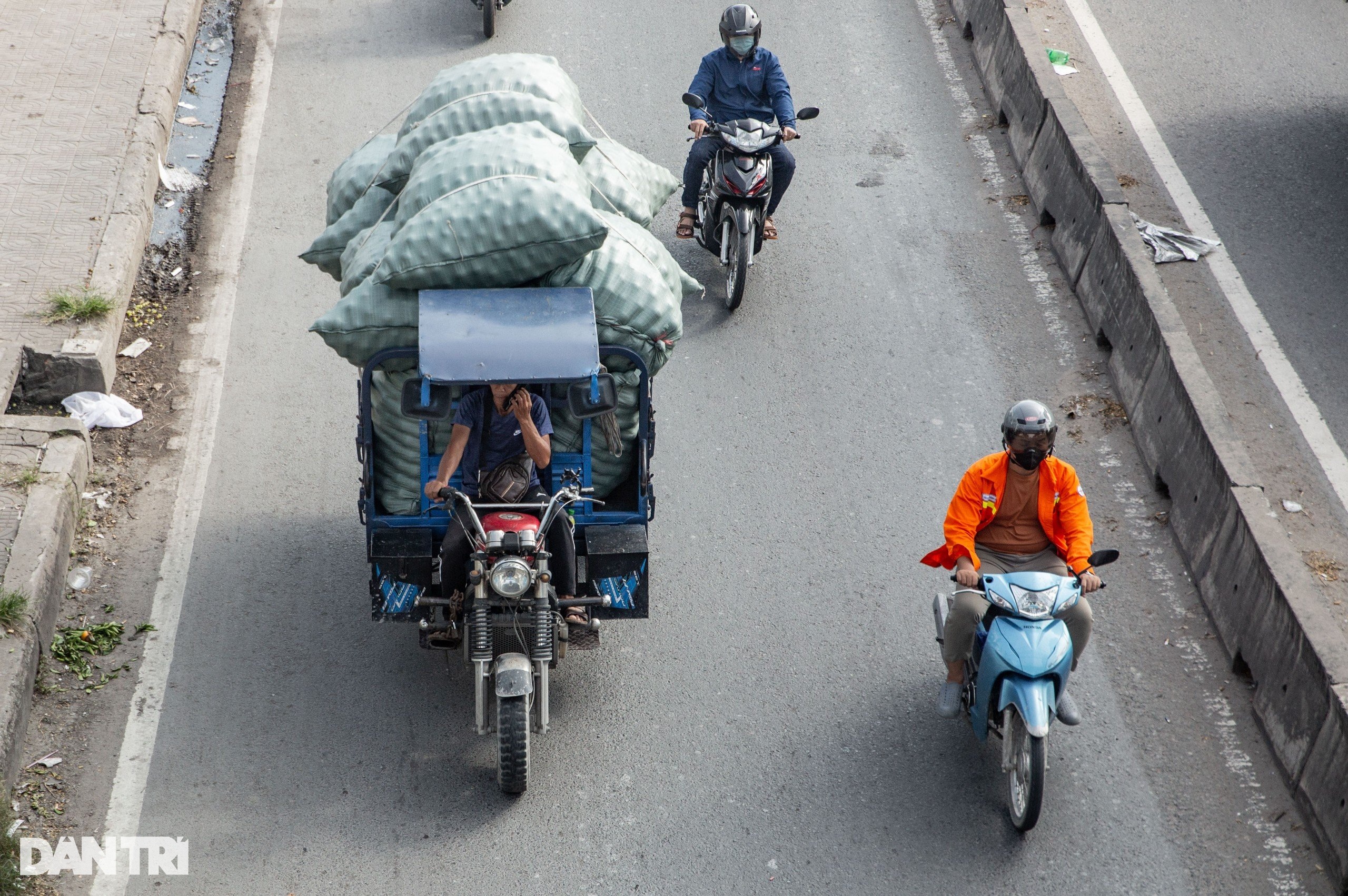 Người dân TPHCM bất an khi lưu thông cùng hung thần - 4