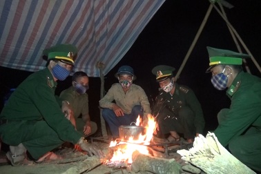 Bộ đội ngủ giữa rừng, ăn tại lán dồn sức chống dịch trên biên giới Việt-Lào