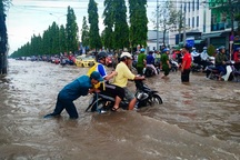 Người dân Tây Đô vẫn quay cuồng trong biển nước, hàng nghìn học sinh phải nghỉ học