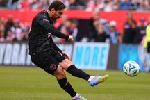 Lionel Messi hai lần sút phạt trúng xà ngang, Inter Miami mất ngôi đầu